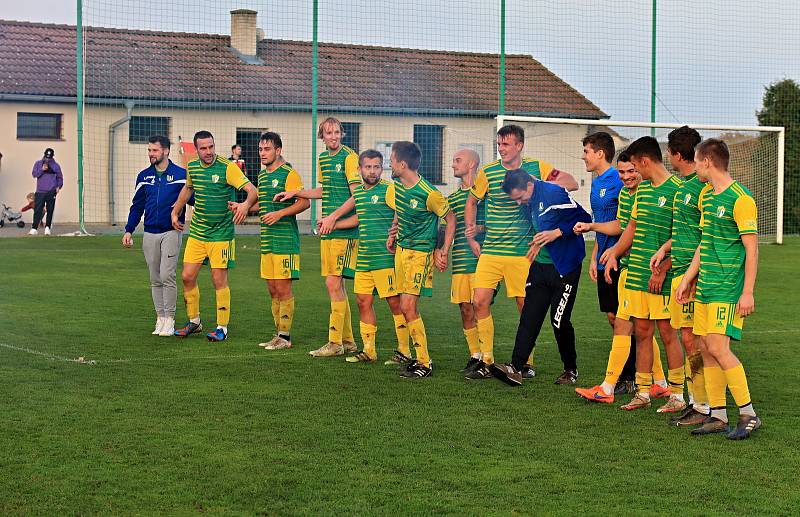 Fotbalisté Třebětic (v zelenožlutém) ve šlágru 11. kola I. A třídy porazili táborský Meteor 2:0 a uhájili vedoucí příčku tabulky skupiny B.