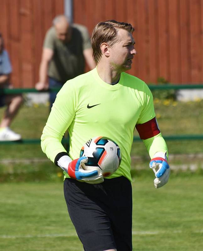 Fotbalisté Třeboně zvítězili v 23. kole krajského přeboru v Oseku 5:1.