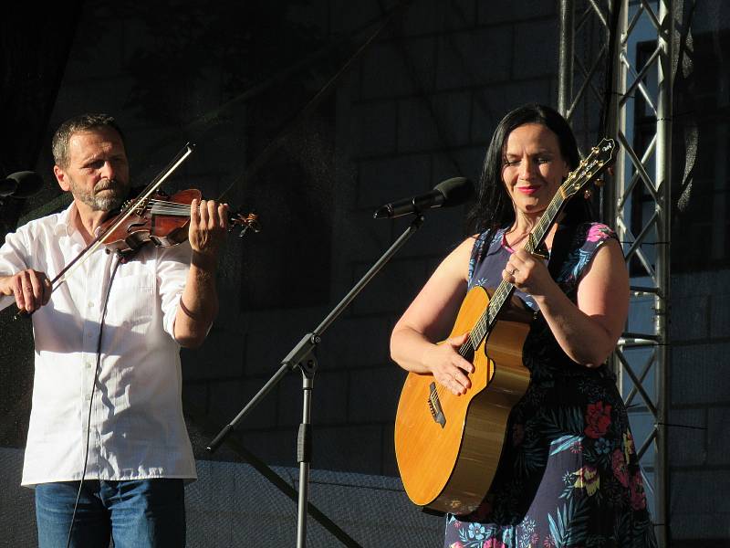 Festival Okolo Třeboně již tradičně zahájil prázdniny, v sobotu 4. července se na zámeckém nádvoří představila zpěvačka Jana Rychterová, kapela Epydemye a Xindl X.