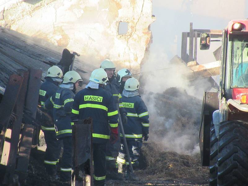 V neděli 27. září ještě celý den hasiči dohašovali požár budovy starého kravína u České Olešné, na pomoc povolali těžkou techniku.