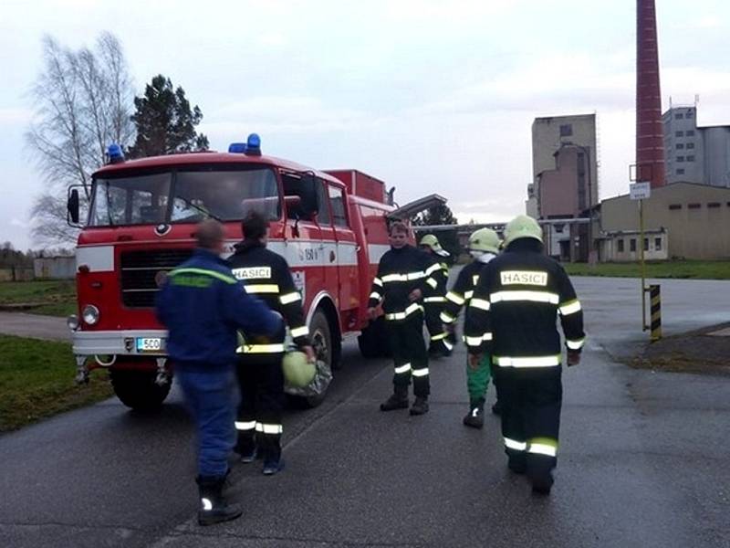 Jarošovští dobrovolní hasiči odstraňovali padlé a nahnuté stromy jak v areálu firmy Dočeš, tak i na silnicích na Novou Včelnici a Strmilov. 