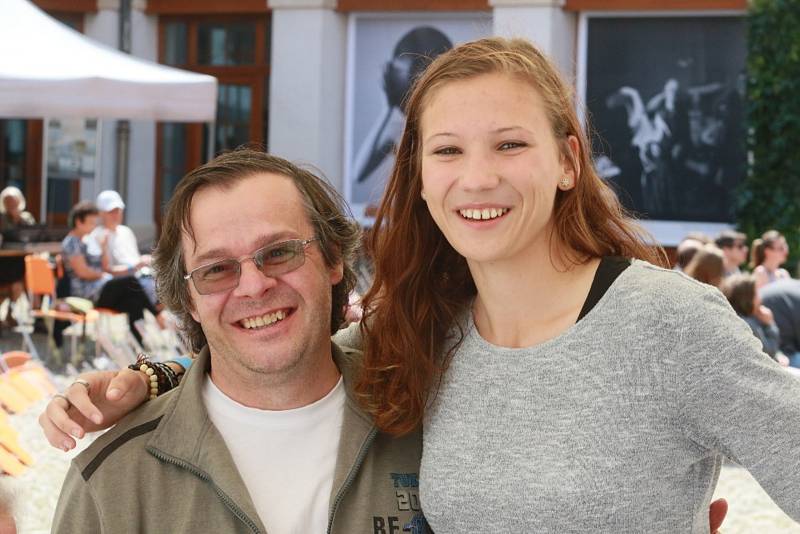 Dobrou náladu při zpívání v Jindřichově Hradci nezkazila ani dešťová přeháňka. Foto: Josef Böhm