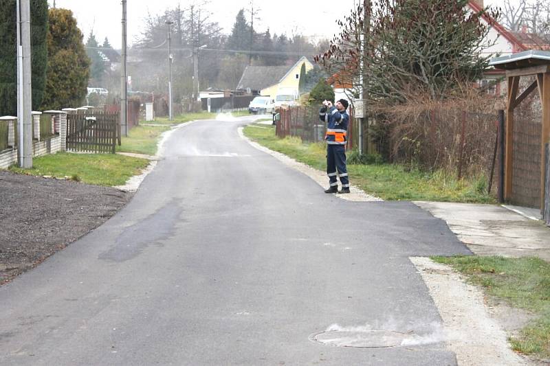 Kontrola kanalizace pomocí kouřostroje v Jindřiši. 