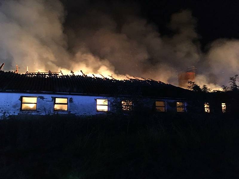 U sobotního požáru na Jindřichohradecku byl vyhlášen druhý stupeň požárního poplachu. Na jeho hašení se podílelo šest jednotek hasičů.