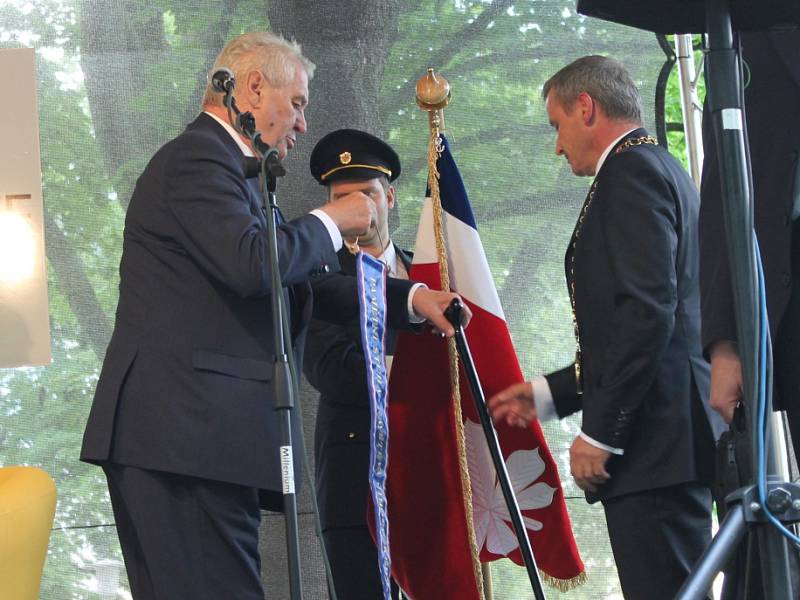 Prezident Miloš Zeman v pátek v rámci návštěvy Jihočeského kraje dorazil do Českých Velenic. Před komunitním centrem Fénix ho čekali místní občané, se kterými po uzavřeném jednání s představiteli města pobesedoval. 