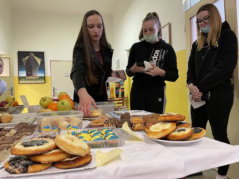 Studenti napekli nejrůznější druhy sladkého pečiva, nechyběly ani obložené bagety a ovoce.