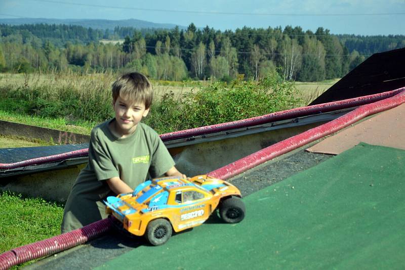 Závody modelů amerických pouštních trucků v Děbolíně. 