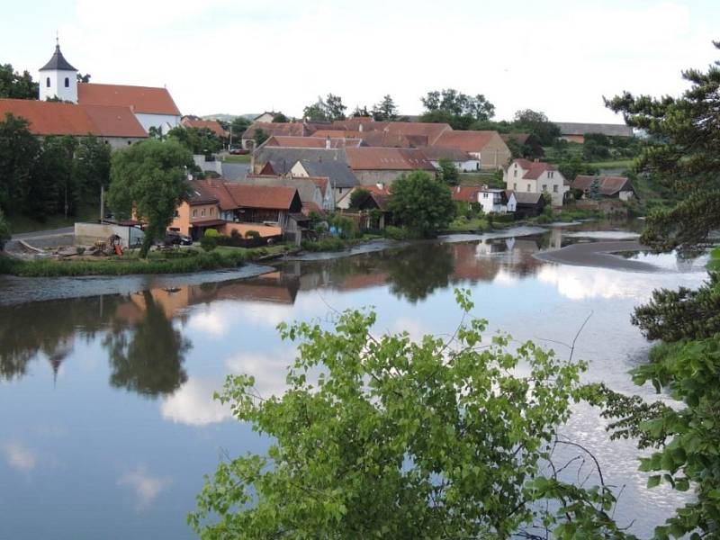 Pohled na Budečský rybník, jehož hráz a výpustní zařízení jsou v havarijním stavu. 