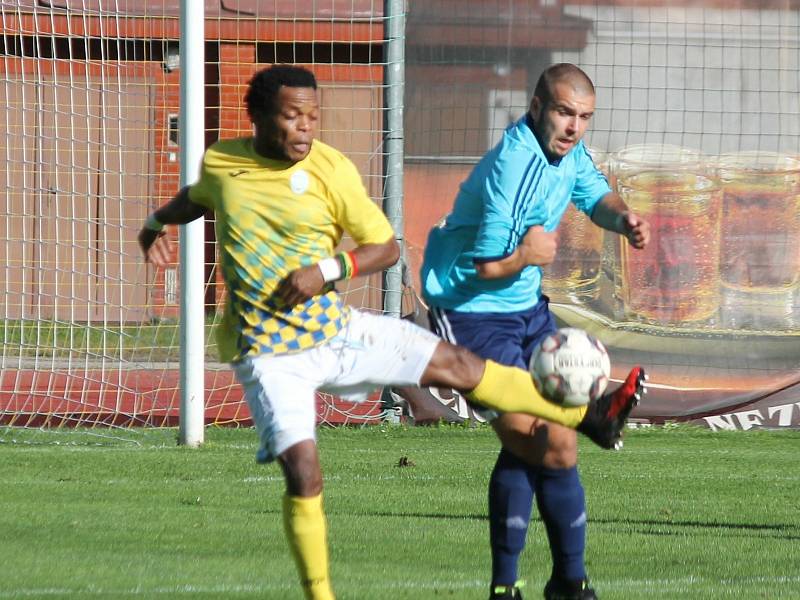 Raymond Darkeh (vlevo) pomohl dvěma góly k výhře jindřichohradeckých fotbalistů nad Doubravkou 4:2.