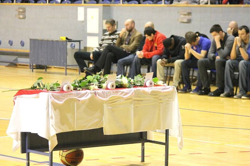 Pietní akt v jindřichohradecké sportovní hale, kde se lidé loučili s třemi tragicky zesnulými basketbalisty.