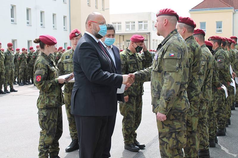 Vojáci v Jindřichově Hradci si slavnostním nástupem připomněli Den ozbrojených sil.