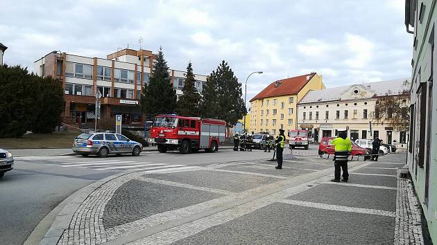 Část Nádražní ulice v okolí České spořitelny je krátce po čtvrté hodině uzavřená.