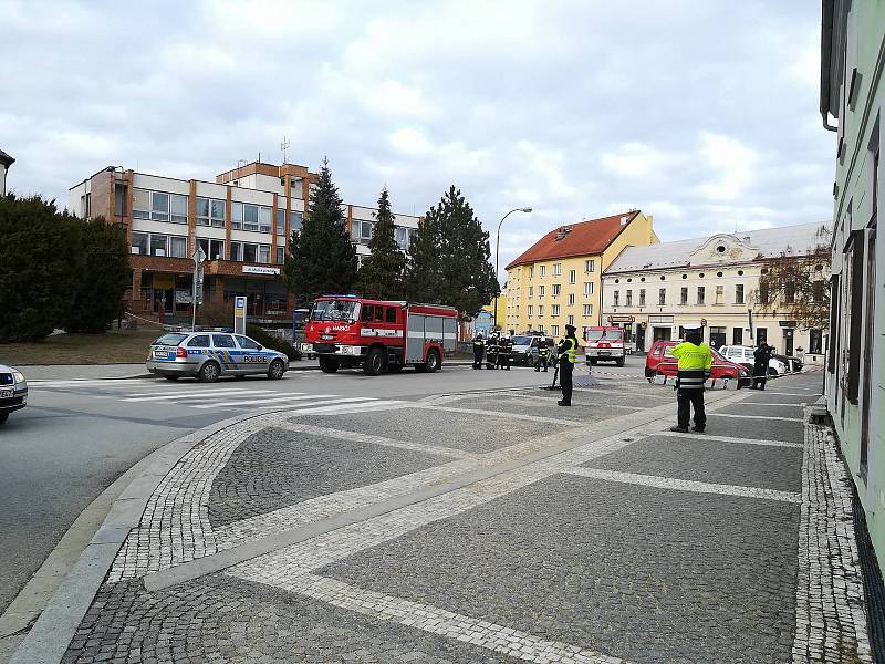 Část Nádražní ulice v okolí České spořitelny je krátce po čtvrté hodině uzavřená.