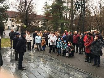 Na šest desítek občanů Třeboně přijalo v sobotu dopoledne pozvání třeboňské Občanské demokratické strany k pomníku Obětem zla v Třeboni na setkání při příležitost 27. výročí listopadu 1989. 