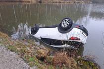 V pondělí 27. března havarovala řidička v rybníku Dolní přesecký.  foto Policie ČR