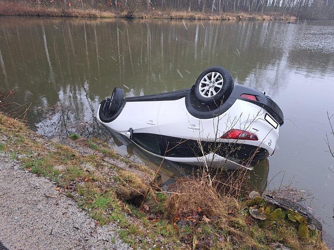 V pondělí 27. března havarovala řidička v rybníku Dolní přesecký.  foto Policie ČR