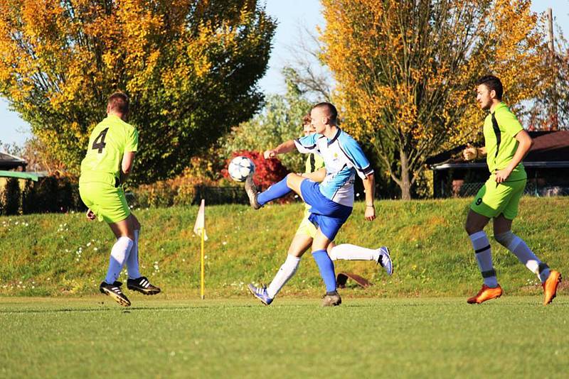 V 8. kole okresního přeboru dokázal nováček z Buku zvítězit v Českých Velenicích 1:0.