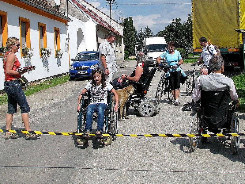 Na slavnostním otevření trasy se včera sešli vozíčkáři i pěší. Každý si mohl jízdu na vozíku také jen vyzkoušet, aby věděl, jak je to náročné. To také učinila Martina Střechová a spolumajitel bezbariérového penzionu Vyhlídka v Lutové Peter Šichtanec.