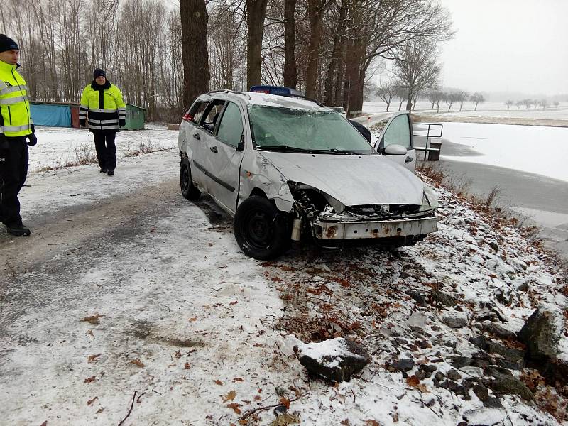 U Vydří auto v noci skončilo v rybníku.