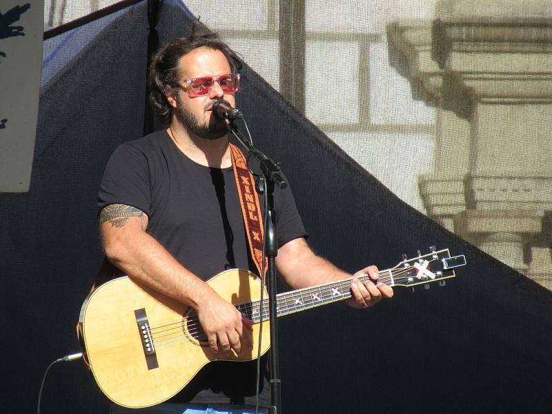 Festival Okolo Třeboně již tradičně zahájil prázdniny, v sobotu 4. července se na zámeckém nádvoří představila zpěvačka Jana Rychterová, kapela Epydemye a Xindl X.