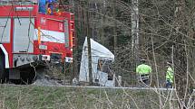 U Lásenice se střetlo osobní auto s kamionem. Jedna osoba v autě na místě zemřela, druhá byla těžce zraněná. 