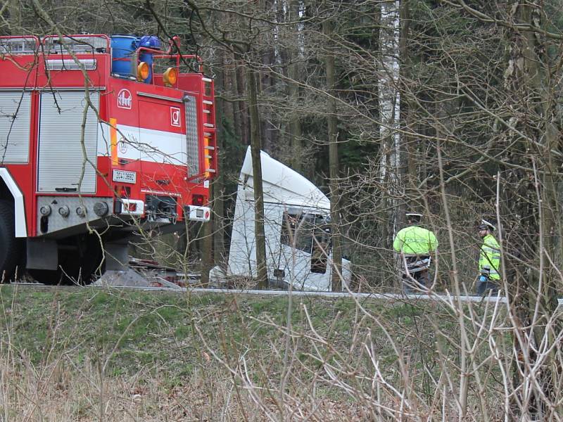 U Lásenice se střetlo osobní auto s kamionem. Jedna osoba v autě na místě zemřela, druhá byla těžce zraněná. 