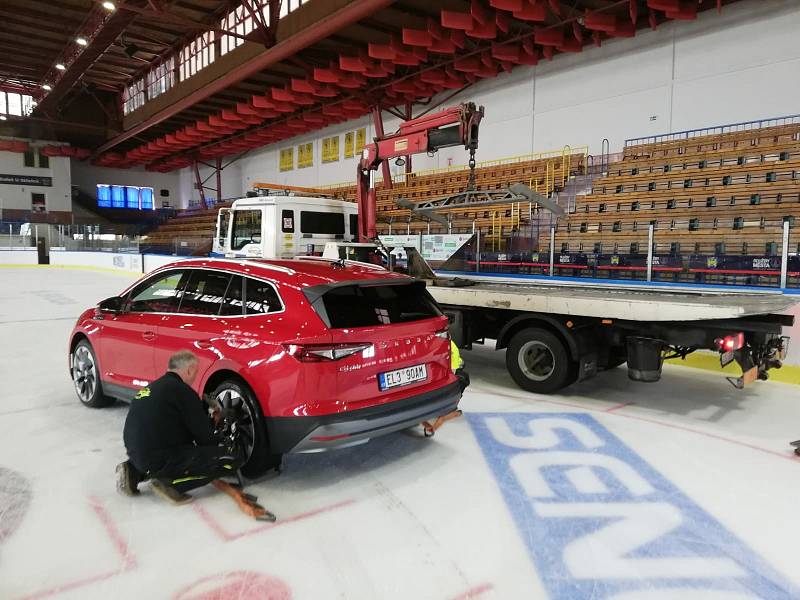 Jindřichohradecký hokejový stánek se připravuje na utkání českého týmu s Rakouskem. Náročná byla především instalace reklamního automobilu za mantinel.