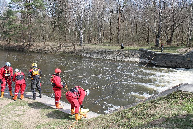 U zabijáckého jezu Pilař poblíž obce Majdalena na řece Lužnici trénovali hasiči celý čtvrtek záchranu tonoucích osob, která může být smrtelně nebezpečná i pro ně.