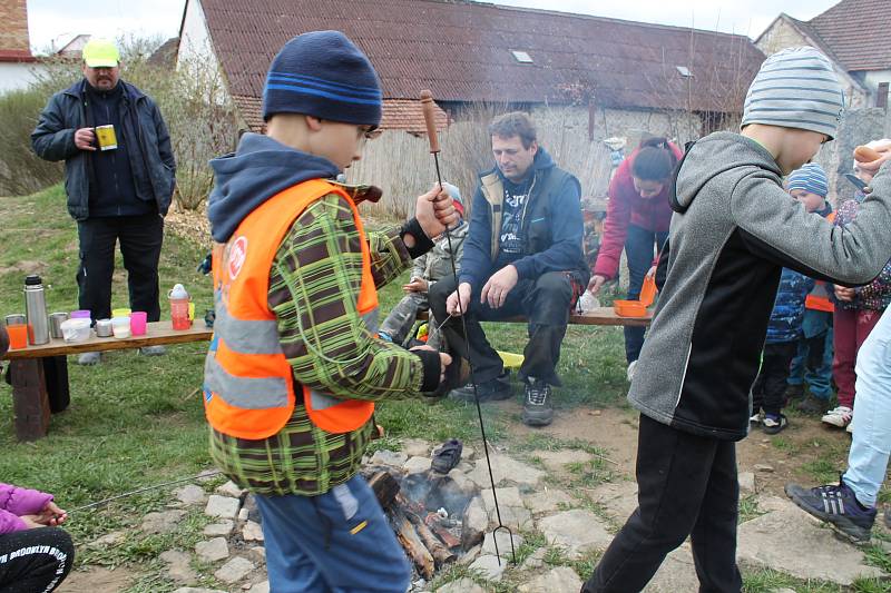 Dobrovolníci z Plavska letos sesbírali 110 kilogramů odpadu. U společného opékání buřtů se sešlo 6 dospělých a 20 dětí, kteří v sobotu uklidili svůj kousek Plavska.