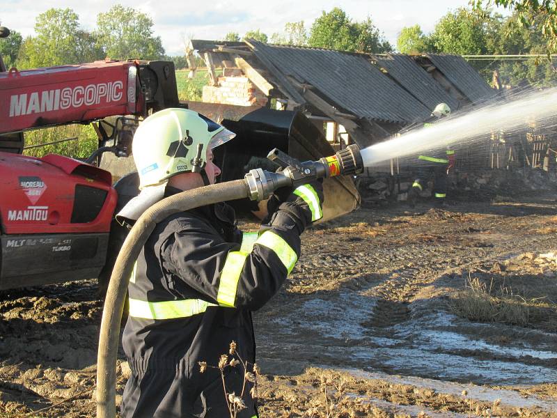 V neděli 27. září ještě celý den hasiči dohašovali požár budovy starého kravína u České Olešné, na pomoc povolali těžkou techniku.