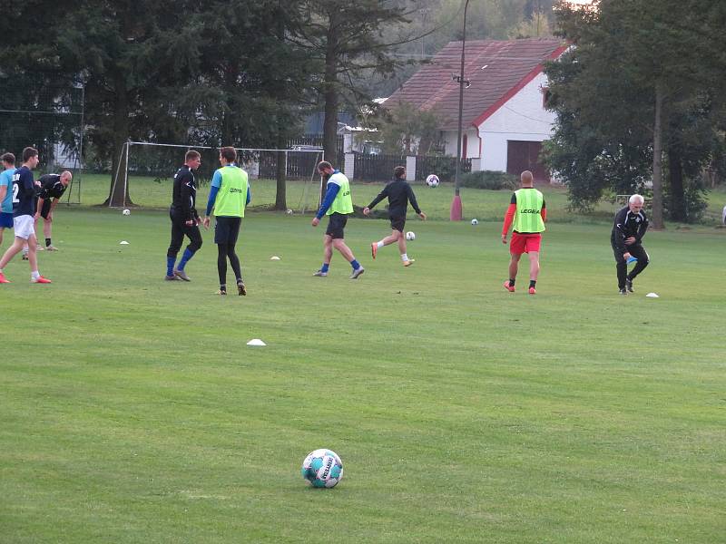 Během voleb v Buku si přišli zatrénovat i místní fotbalisté.