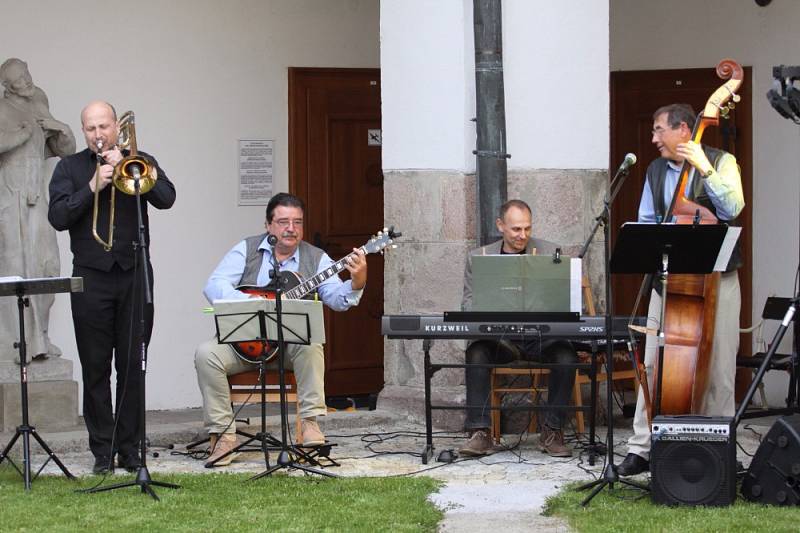 V muzeu Jindřichohradecka se konal Jarní swingový koncert v podání místních hudebníků. Jeho hostem byl i hráč na pilu Vráťa Volenec.