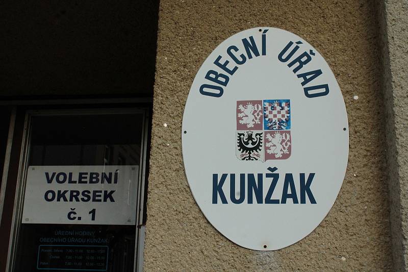 První volební den v Kunžaku.