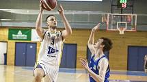 Basketbalisté GBA Fio banky (v bílém) naposledy na domácí palubovce podlehli favorizovanému USK Praha 75:98. Foto: Lukáš Šamal