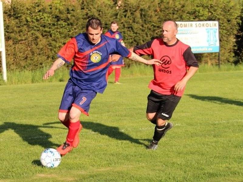 Fotbalisté Rapšachu (v modročerveném) si doma poradili se společným týmem velenického béčka a Nové Vsi, který porazili jednoznačně 4:0.