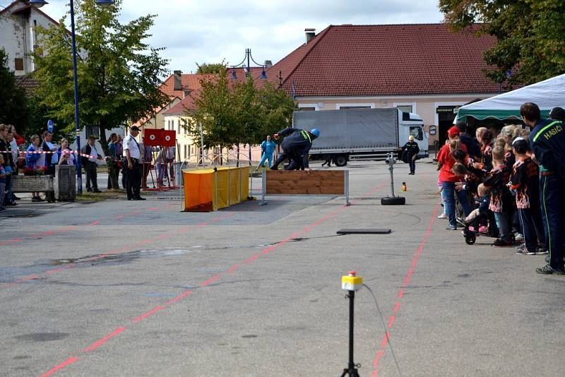 Hasičská soutěž v netradiční štafetě a požárním útoku ve Stráži nad Nežárkou. 