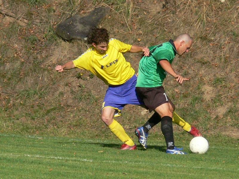 Fotbalistům Nové Včelnice vyšel start do letošní sezony v I. B třídě a v tabulce se posunuli na druhou příčku. Na snímku z tohoto duelu bojuje domácí útočník Jiří Kovář (vlevo) s novovčelnickým zadákem Radkem Vajdou. 