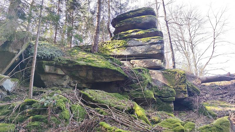 Na Jindřichohradecku kousek od Číměře ve směru na Dobrou Vodu se nachází hned vedle kamenolomu vrchol kamenec se zajímavým skalním útvarem.