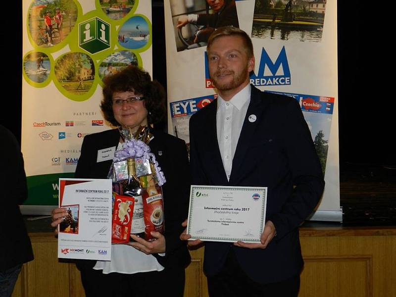 Ve Vrchlabí převzala cenu pro třeboňské Turistické informační centrum jeho vedoucí Michaela Kajerová spolu s kolegou Janem Václavovským.