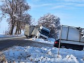 V úterý 5. prosince havaroval kamion na silnici z Veselí na Lomnici u Fontey.