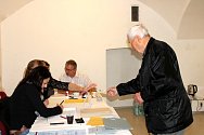 První den voleb v okrsku Nežárka v Jindřichově Hradci. 