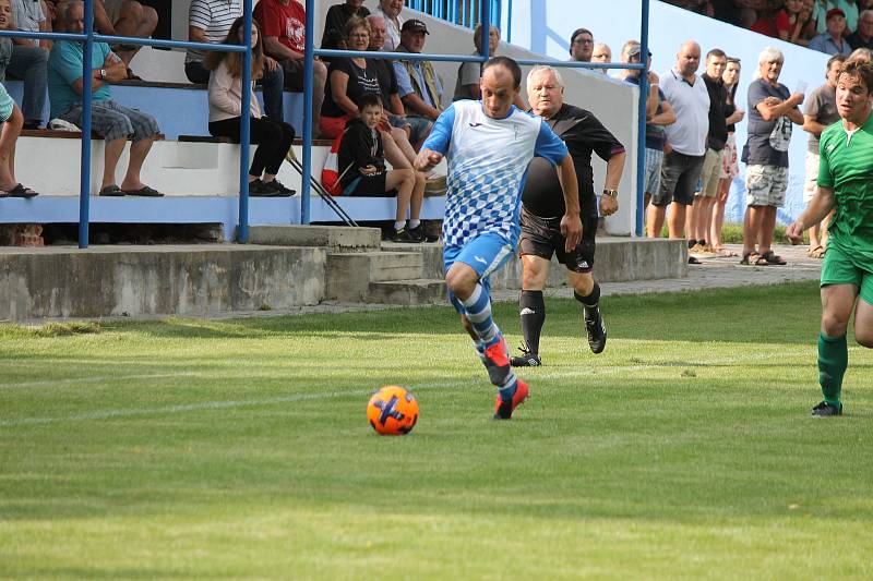 V úvodním kole I. B třídy fotbalisté Studené (v modrobílých dresech) na svém stadionu porazili Lomnici 5:2.