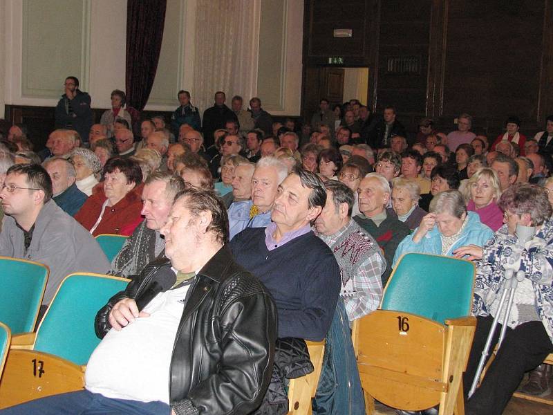 Lidé z Dačic a okolí diskutovali s novým jihočeským hejtmanem Jiřím Zimolou o nemocnici. 