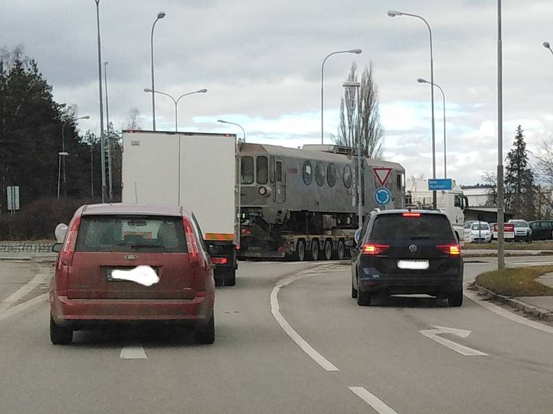 Když se člověk v autě blíží ke kruháči v Jindřichově Hradci a před sebou uvidí "ponorku". Tedy vlak Jindřichohradeckých místních drah, kterému se podle tvaru oken tak přezdívá.