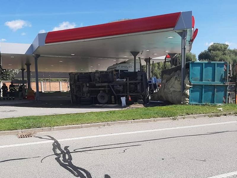 Kuriozní nehoda tří kamionů na čerpací stanici u Řečicky v Jindřichově Hradci, po které jeden z nich zůstal ležet na boku.