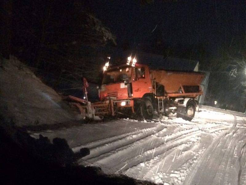 V Dolním Žďáru na odbočce na Malíkov nad Nežárkou zapadl brzo ráno i sypač. 