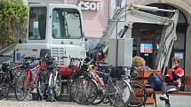 Stavební práce na mnoha místech centra Jindřichova Hradce cyklisty ani motorkáře nijak závažně netrápí.