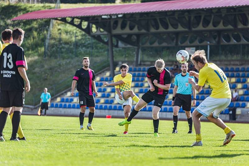 Jindřichohradečtí fotbalisté (ve žlutém) vyhráli přípravný duel v Dačicích 6:1.