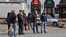 Jiří Machač z Tábora svolal další demonstraci protestující proti anticovidovým opatřením. Tři desítky účastníků se tentokrát sešly v sobotu ve 14 hodin v Jindřichově Hradci.