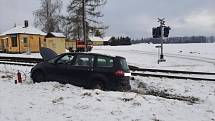 Řidič skončil s autem v kolejišti u stanice Hrdlořezy mezi Suchdolem nad Lužnicí a Českými Velenicemi.